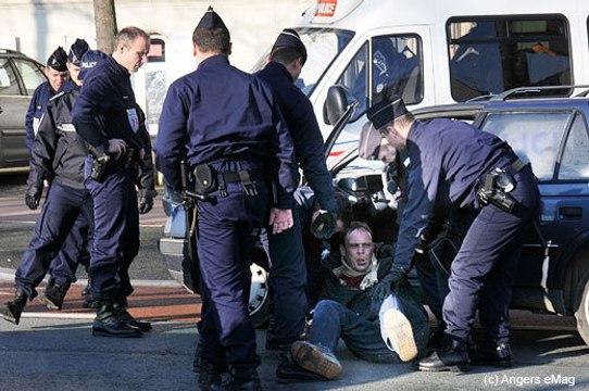Un policier interpellé par la police des polices