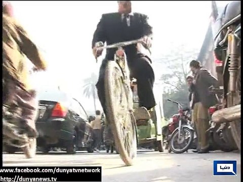 Dunya News - Lawyer forced to buy cycle as petrol shortage worsens in lahore