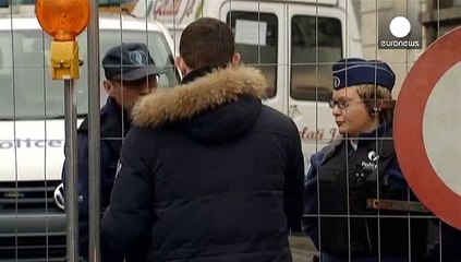 Télécharger la video: Terrorismo: arresti in vari Paesi europei, fermate 12 persone in Francia