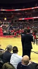 JEFF GORDON fait une course de tricycle pendant un match des Wizards : NASTRIKE
