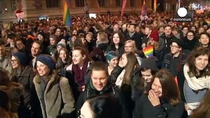 Beijo "proibido" inflama protestos gay frente a café de Viena