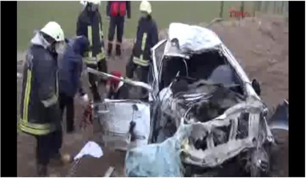 Otomobil, servis minibüsüyle çarpıştı: 1 ölü