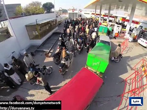 Dunya News - Petrol shortage disrupts life of working women, school kids