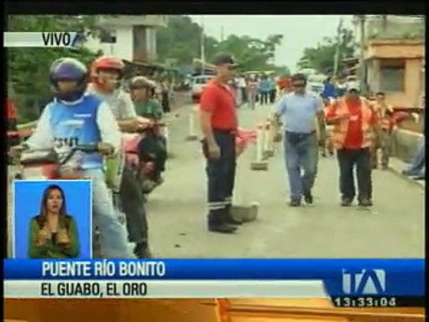 Vía Guayaquil-Machala continúa cerrada por colapso del puente sobre el rio Bonito