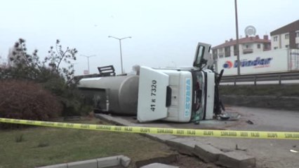 Gölbaşı'nda Metanol Yüklü Tır Devrildi: 1 Yaralı