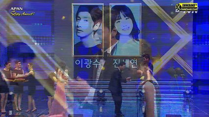 141119 괜찮아 사랑이야팀 수상(인기스타상 이광수)때 경수 cut