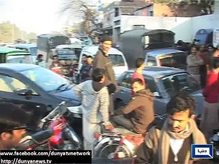 Dunya News - Cab, rikshaw drivers make full use of petrol shortage