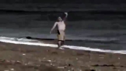 Kumsalda Gezerken Katil Balinaya Yem Oldu...