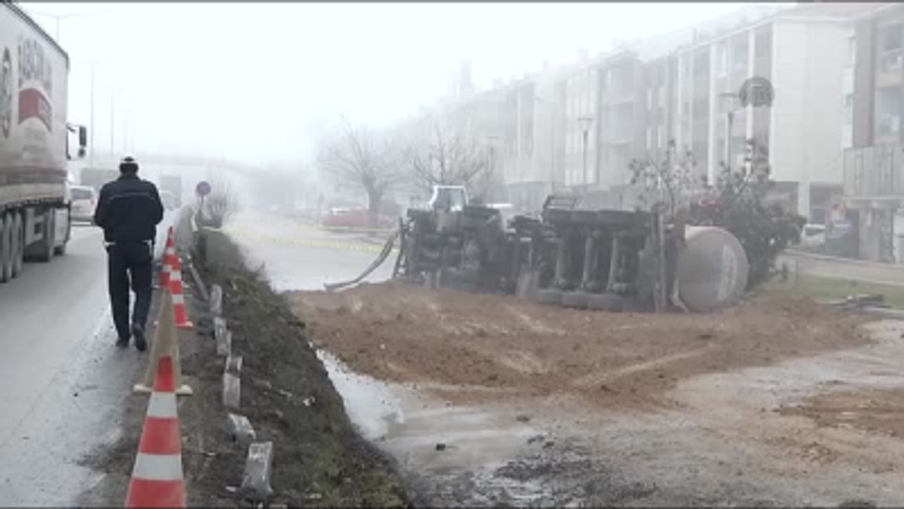 Gölbaşı'nda Metanol Yüklü Tır Devrildi (2)