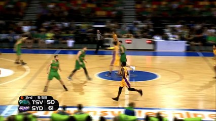 Australie - Perry dunk Gladness, malgré 30 cm en moins
