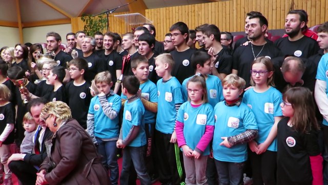 Le trophée Ufolep de champion de France remis par Patrick Kanner au club de volley de Villereau