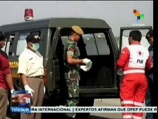 Indonesia: recuperan tres cuerpos más del avión AirAsia siniestrado