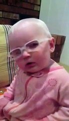 Annesinin şarkısına içlenen bebek