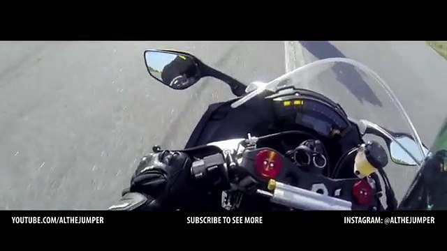 Il saute par dessus deux motos qui foncent sur lui à 110 km/h !