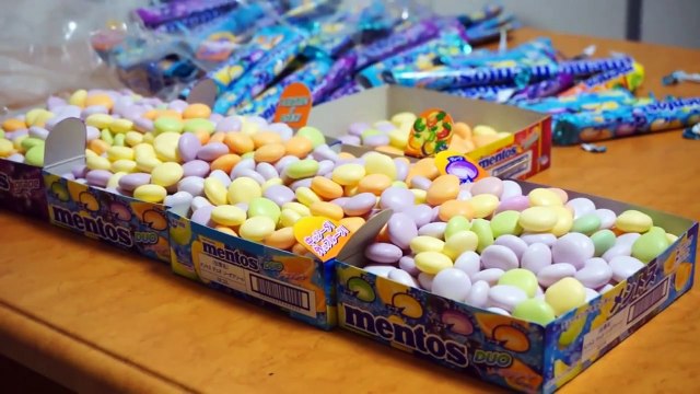 Un gars enveloppé de Mentos se jette dans une salle de bain pleine de Coca !