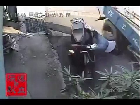 A truck Driver almost killed a motor cycle driver must watch video - BekaarTv.com