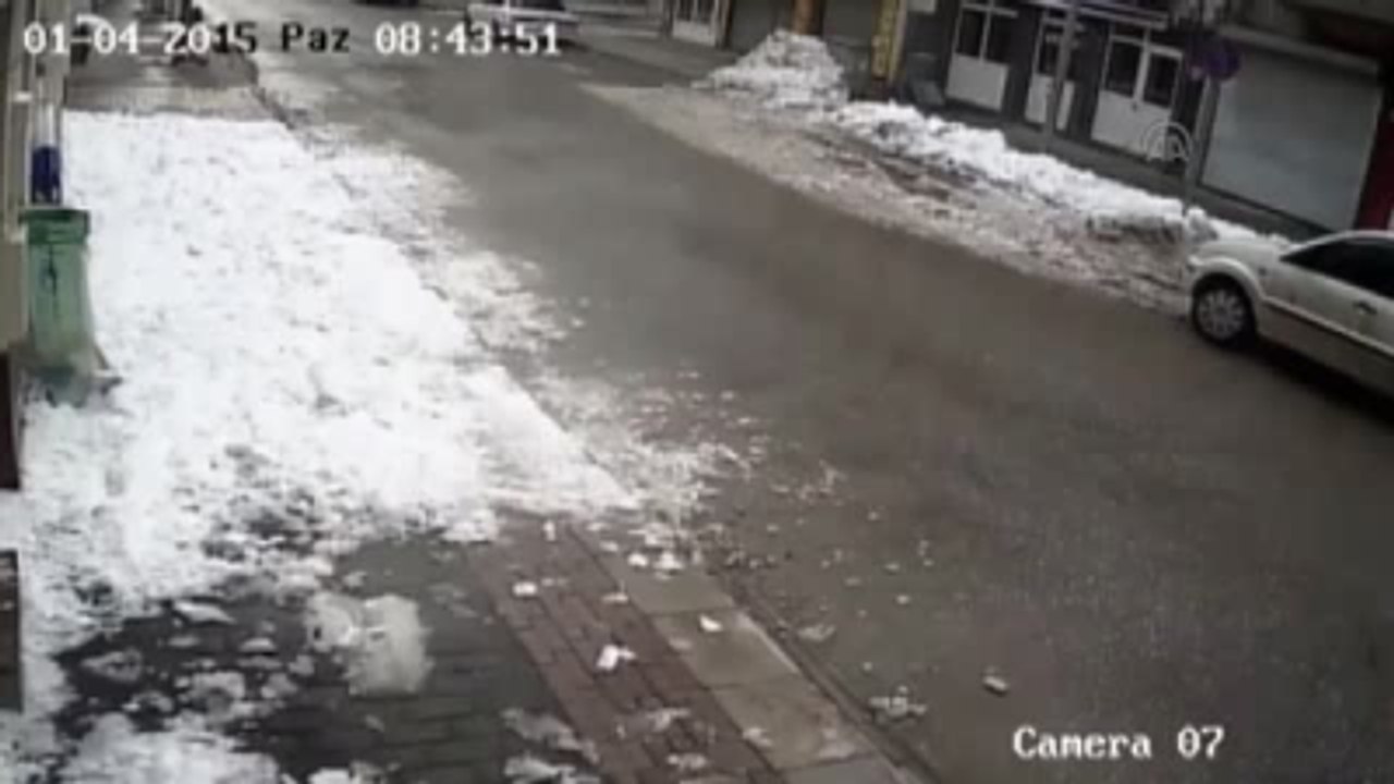 Çatıdan Düşen Kar Kütlesinden Saniyelerle Kurtuldular