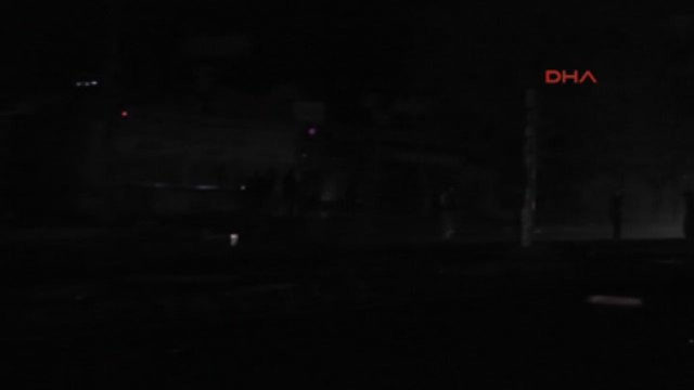 Silopi?de Yol Kesenler, Polis Araçlarına Molotofla Saldırdı