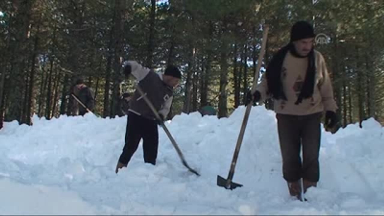 Şerbet İçin Eksi 10 Derecede Kar Topluyorlar