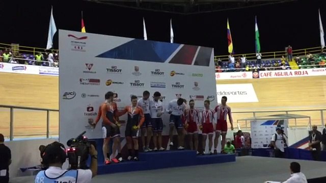 Coupe du monde sur Piste - Cali - La salsa de Kevin Sireau et Greg Baugé après leur victoire en vitesse par équipes