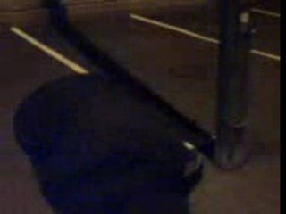 alex parle avec un lampader