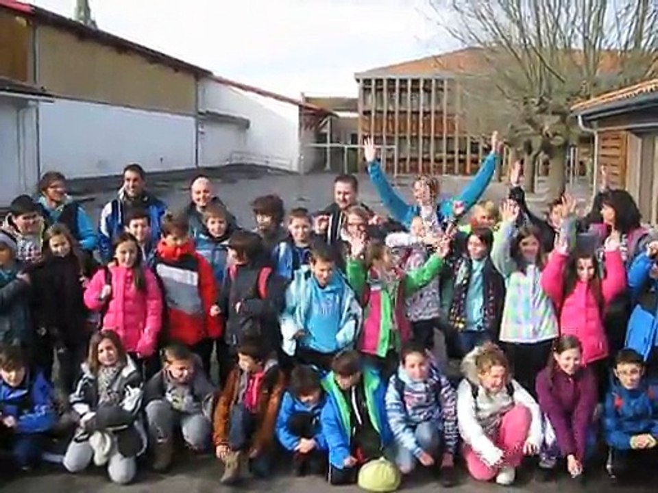 De l'enthousiasme pour le départ des scolaires en classe de neige dimanche 18 janvier 2015