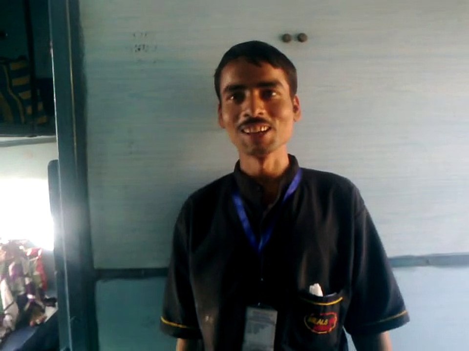 Tea Seller in Train - Interesting Video