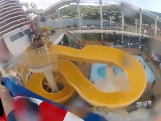 Toboggan transparent sur un paquebot