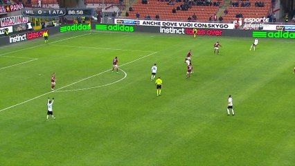 De Jong sofre pancada e deixa campo com cabeça ensanguentada