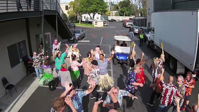 Flash Mob délirant pour les 93 ans de Betty White actrice de Hot In Cleveland