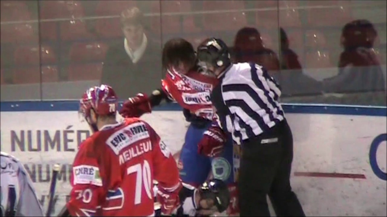 Lions contre Albatros avec crosses et patins