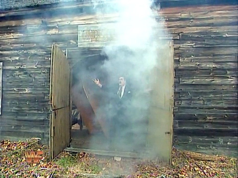 1993.12.18 Superstars - Paul Bearer & Undertaker creating a casket for Yokozuna
