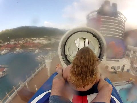 Le toboggan transparent du navire de croisière de Walt Disney