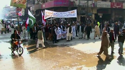 Bandeira francesa é queimada em protesto no Paquistão