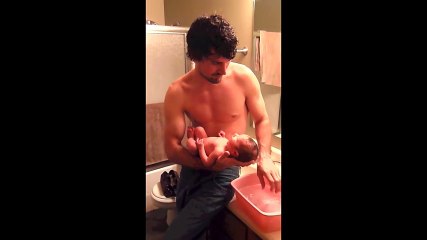 9 Günlük Bebeğe İlk Banyosunu Yaptıran Baba