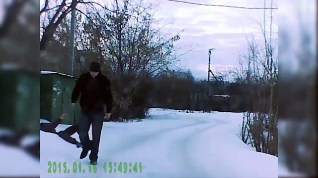 Ivre, un policier Russe se bat avec un automobiliste