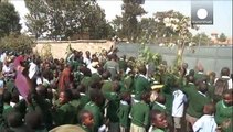 La Policía de Kenia lanza gas lacrimógeno contra un grupo de niños
