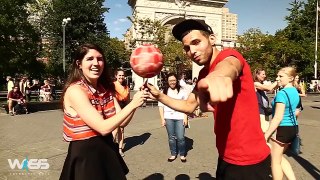 Le freestyler Wass s'amuse et défi les passants dans un parc public