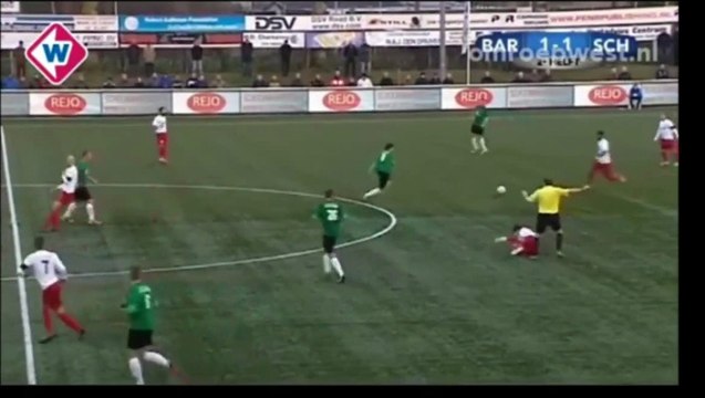 Arbitre casse le nez d'un joueur amateur aux Pays-Bas (Barendrecht vs Scheveningen)