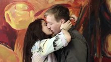 Une réalisatrice de 17 ans demande à 8 couples d’ados de s’embrasser devant une caméra.