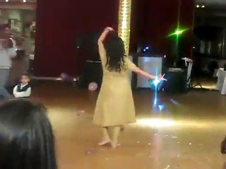 Pakistani Girls Dance on Mehandi