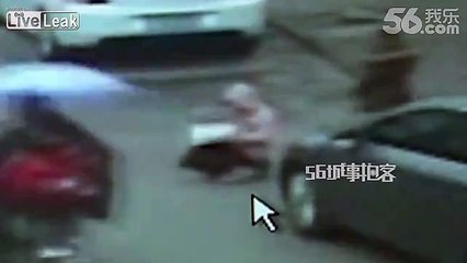 Dunya News - Little girl run over by car when checking homework on road