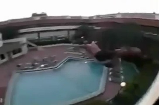 Sauter dans une piscine du 3eme étage d'un hotel : presque raté !