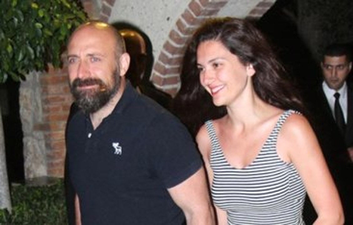 Halit Ergenç, Gecelerde Eşinden Ayrı Geziyor