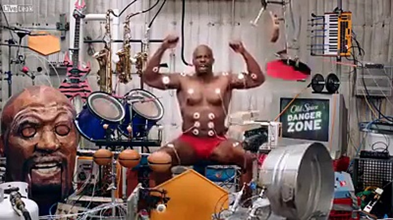 Kaslarıyla Müzik Yaptı