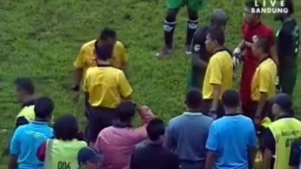 لاعب كرة القدم أندونيسي يهاجم الحكم في المباراة