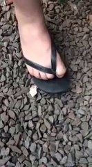 Doigt d'honneur avec le pied