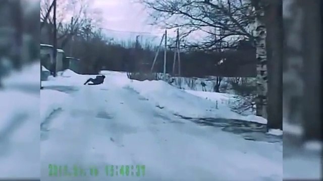 Un policier russe complètement ivre