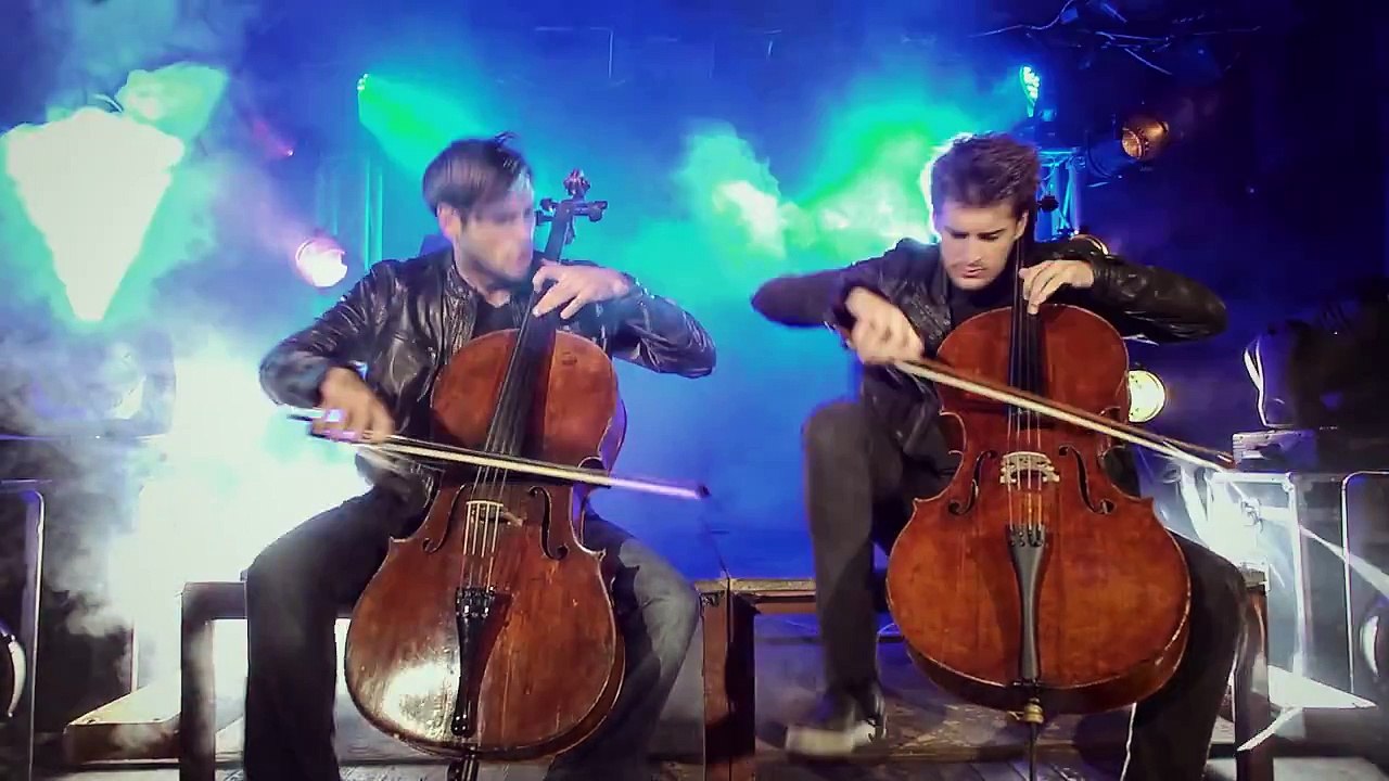 Deux violoncellistes dans un concert de rock, ils vont être hués puis adoré par la foule !