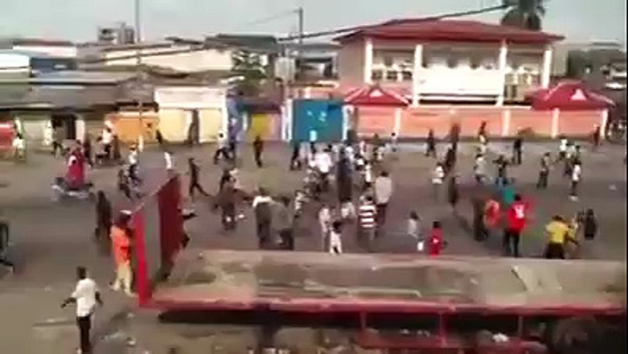 Ce qui se passe actuellement au Congo : la population congolaise met en fuite la police de Kabila pour aller au Palais.